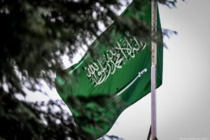 هل تم تنكيس العلم السعودي