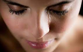 تفسير رؤية البكاء في المنام للعزباء والمتزوجة والحامل