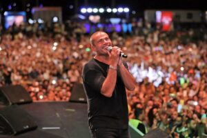 سبب تأجيل حفل عمرو دياب في جدة